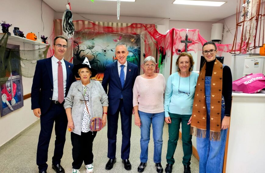 Visita de Miguel Ángel Ruiz a la festividad infantil de Halloween en la barriada Libertad
