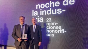 Andrés Gómez recibe homenaje por su carrera en ‘La Noche de la Industria’ con el apoyo del alcalde
