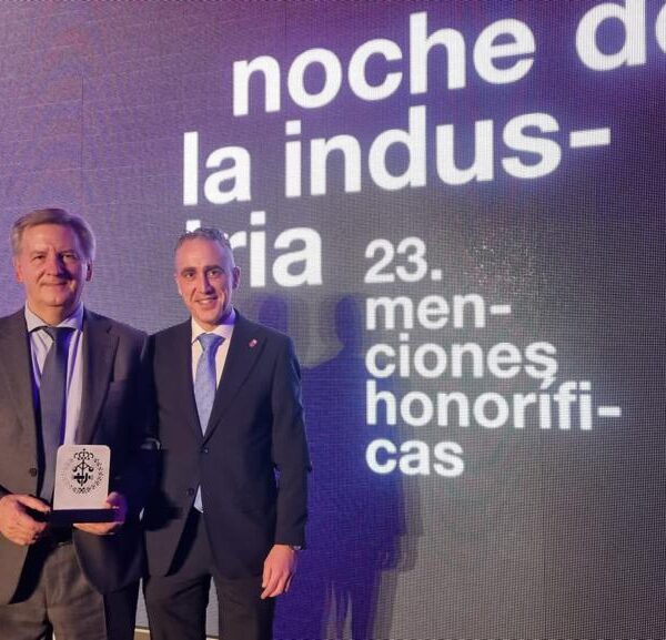 Andrés Gómez recibe homenaje por su carrera en ‘La Noche de la Industria’ con el apoyo del alcalde