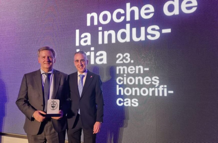 Andrés Gómez recibe homenaje por su carrera en ‘La Noche de la Industria’ con el apoyo del alcalde