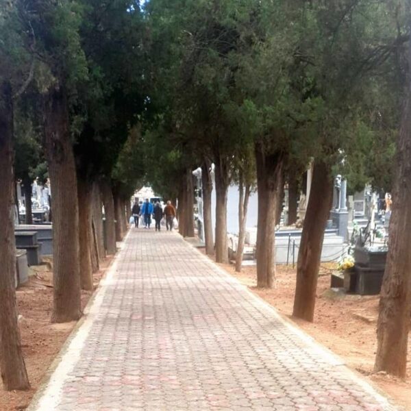 Cancelados los servicios religiosos y eventos programados para hoy en el cementerio debido a las condiciones climáticas adversas.