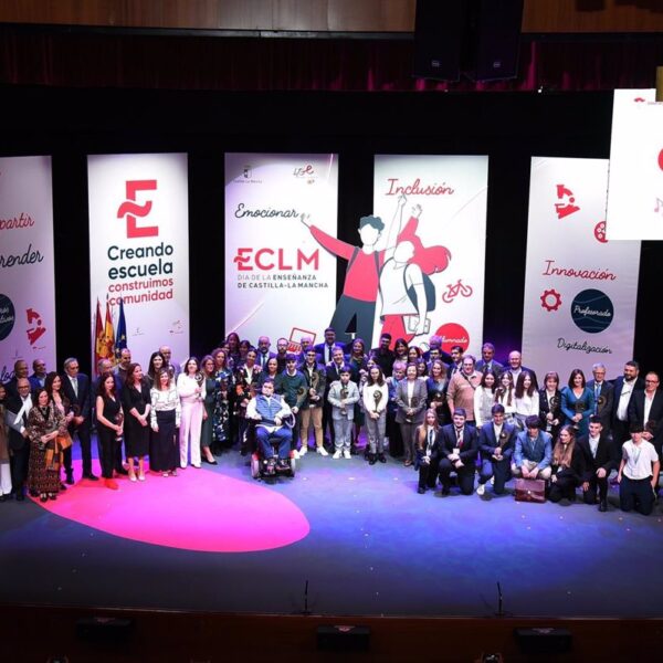 Celebrando la Excelencia Educativa: Castilla-La Mancha Honra a 36 Alumnos y Profesionales en el Día de la Enseñanza
