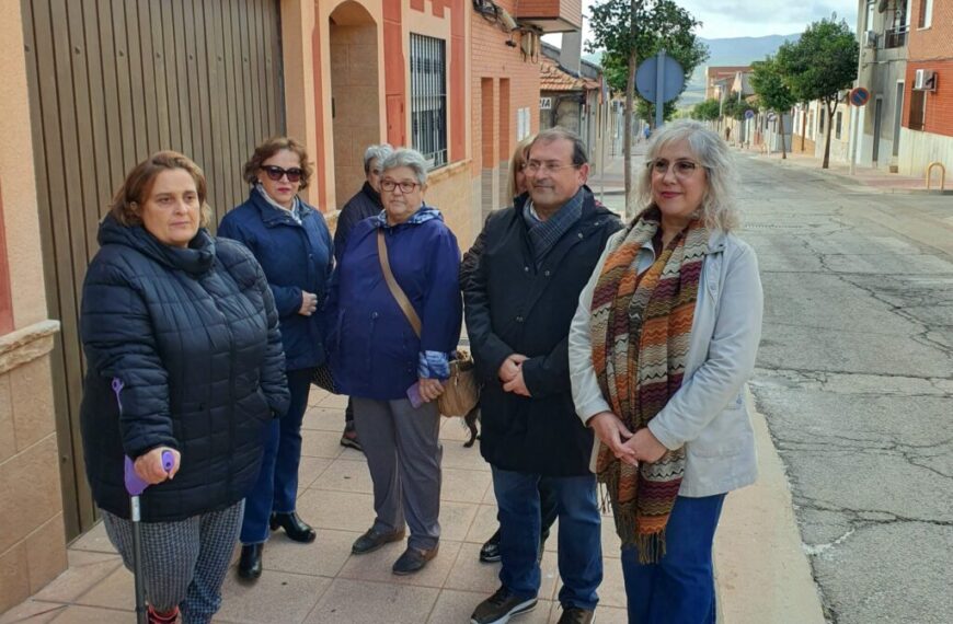 El PSOE de Puertollano se reúne con la asociación de vecinos de Constitución para abordar la imprescindible remodelación de la Calle Jaén.