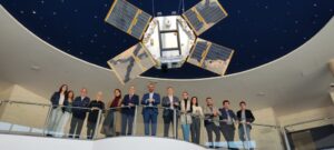 El alcalde y su equipo de gobierno realizan una visita institucional a Elecnos Deimos en Puertollano