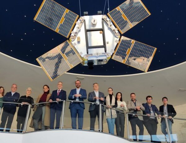 El alcalde y su equipo de gobierno realizan una visita institucional a Elecnos Deimos en Puertollano