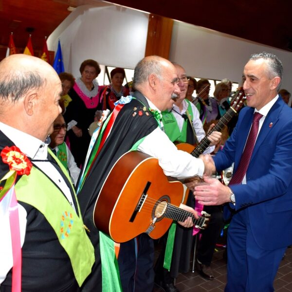 Encuentro Inesperado con Miguel Ángel Ruiz Durante la Actuación de la Tuna de la Asociación Torrecilla