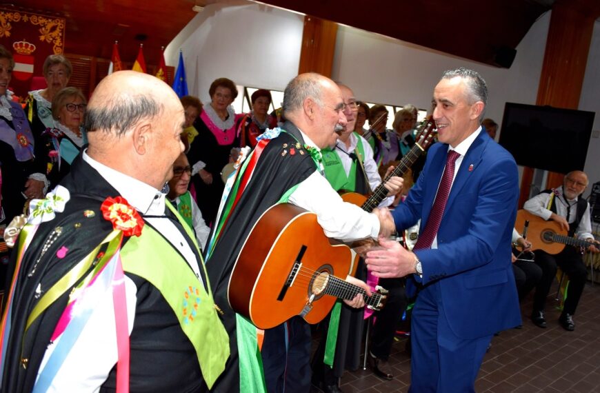 Encuentro Inesperado con Miguel Ángel Ruiz Durante la Actuación de la Tuna de la Asociación Torrecilla