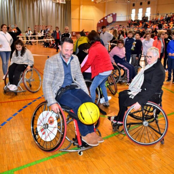 Jornada de deporte inclusivo: 400 escolares y estudiantes experimentan la discapacidad en primera persona