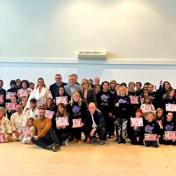 La Concejalía de Igualdad y la Federación de Judo imparten formación en autodefensa a cien mujeres.