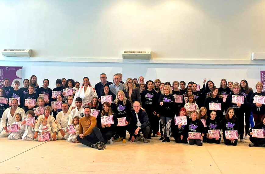 La Concejalía de Igualdad y la Federación de Judo imparten formación en autodefensa a cien mujeres.