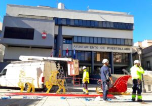 La Plaza del Ayuntamiento se Ilumina con la Llegada del Trineo Navideño