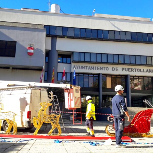 La Plaza del Ayuntamiento se Ilumina con la Llegada del Trineo Navideño