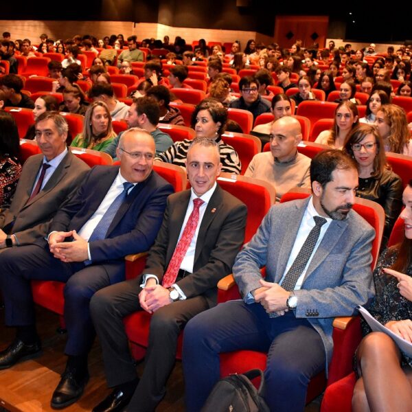 Miguel Ángel Ruiz Motiva a Medio Millar de Jóvenes en Puertollano a Explorar Oportunidades en Profesiones Científicas con Alta Demanda Laboral