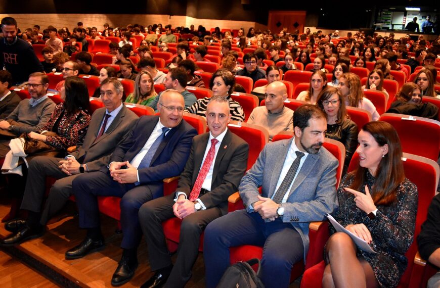 Miguel Ángel Ruiz Motiva a Medio Millar de Jóvenes en Puertollano a Explorar Oportunidades en Profesiones Científicas con Alta Demanda Laboral