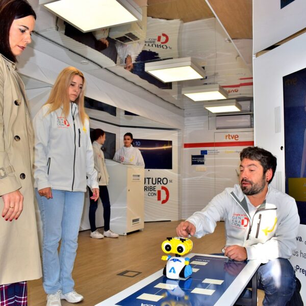 RTVE lleva las nuevas tecnologías a la ciudadanía con el bus «Generación D: Únete a la Era Digital»