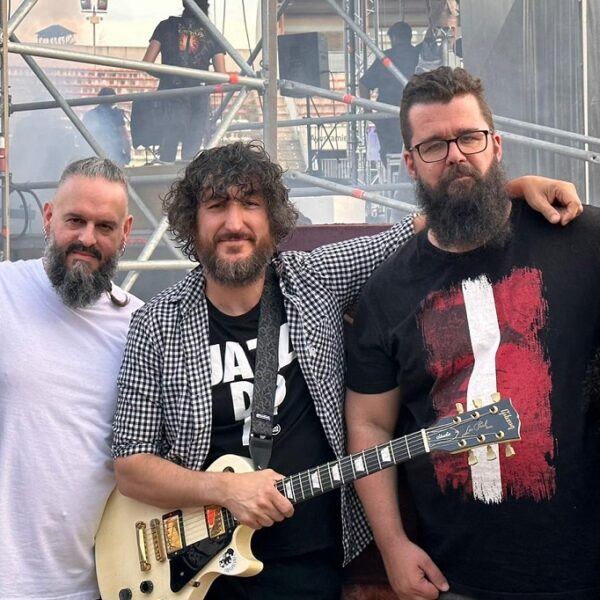 «Sigo Estando Aquí»: El Nuevo Álbum de Callejón Sin Salida que Resuena con Presencia