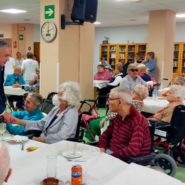 Una dulce jornada de agradecimiento: El alcalde honra a los mayores con tarta y alegría