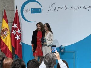 Violeta Zapata, periodista de Puertollano, recibe el premio a la emprendedora del año de ASEME