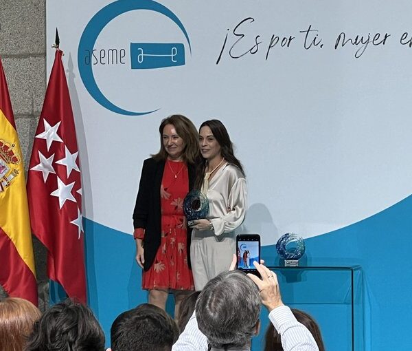 Violeta Zapata, periodista de Puertollano, recibe el premio a la emprendedora del año de ASEME