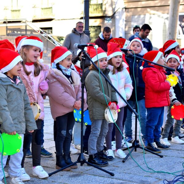 Alumnos entonan villancicos navideños frente al Consistorio