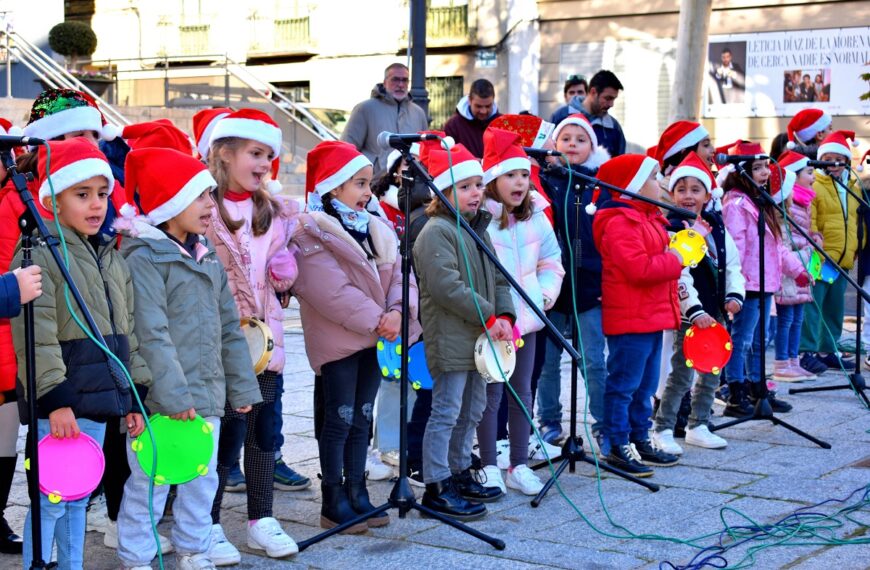 Alumnos entonan villancicos navideños frente al Consistorio