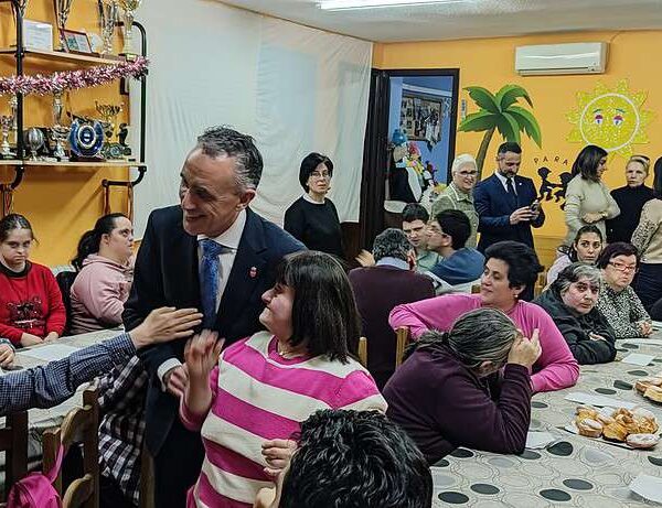 El Alcalde Celebra la Navidad Junto a los Jóvenes de Aldabón