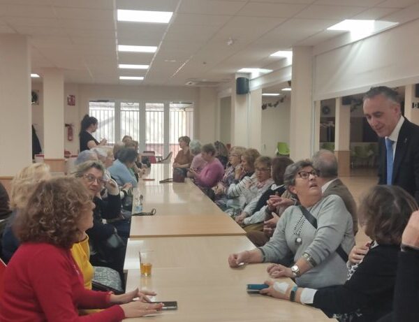 El Alcalde Envía Calurosos Saludos Navideños a los Residentes de los Centros de Mayores