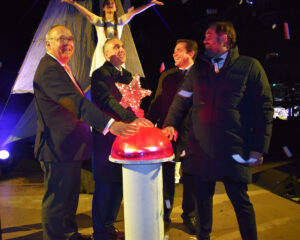 El brillo de la esperanza navideña ilumina Puertollano con el encendido de su majestuoso árbol y la decoración luminosa