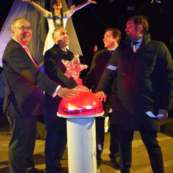 El brillo de la esperanza navideña ilumina Puertollano con el encendido de su majestuoso árbol y la decoración luminosa