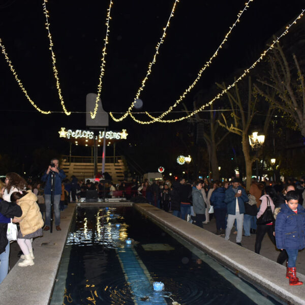 Festejo Festivo: Vive la Alegría del Sábado Navideño con Chocolatada Comunitaria, Encantos del Parque Mágico y la Previa de las Uvas