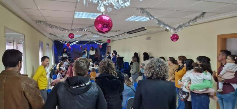 Fiesta Navideña en «El Poblado»: Un Encuentro Familiar con Actividades Infantiles en la Asociación de Vecinos