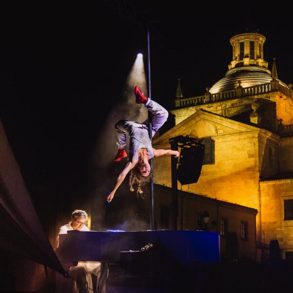 Flotados: Un Espectáculo Acrobático para Dar Inicio a la Magia de la Navidad con el Encendido de Luces