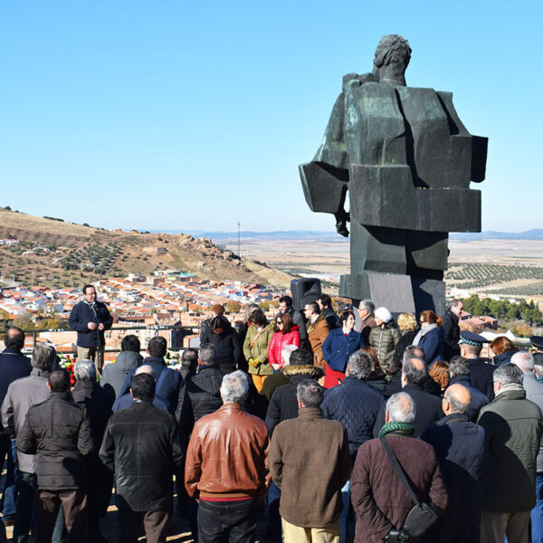 Homenaje lírico a las mujeres al abrigo del Monumento al Minero