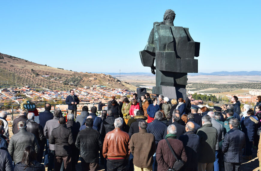 Homenaje lírico a las mujeres al abrigo del Monumento al Minero