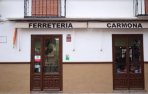 La Centenaria Ferretería Carmona Ilumina su Entrada con la Misma Bombilla desde hace 65 Años