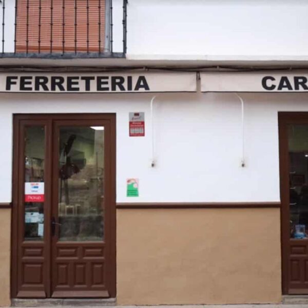 La Centenaria Ferretería Carmona Ilumina su Entrada con la Misma Bombilla desde hace 65 Años
