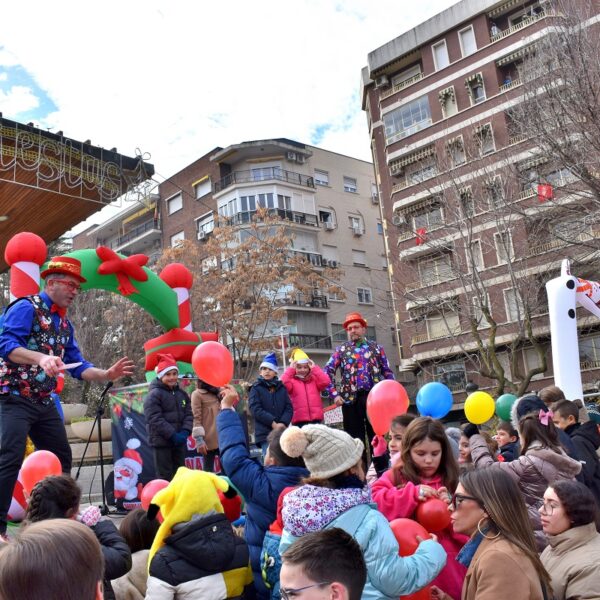 La Magia de la Navidad Irradia en el Paseo de San Gregorio gracias a la Alegría de los Payasos ‘Narizotas’