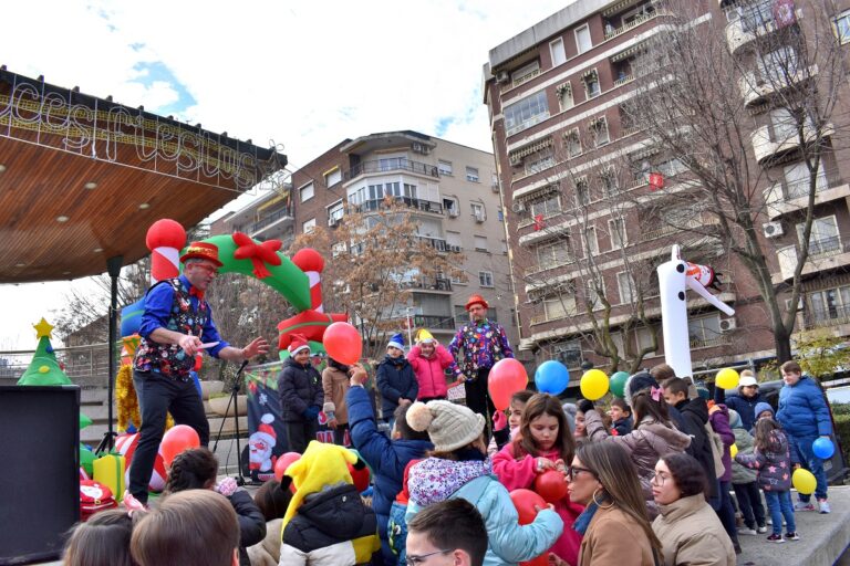 La Magia de la Navidad Irradia en el Paseo de San Gregorio gracias a la Alegría de los Payasos ‘Narizotas’