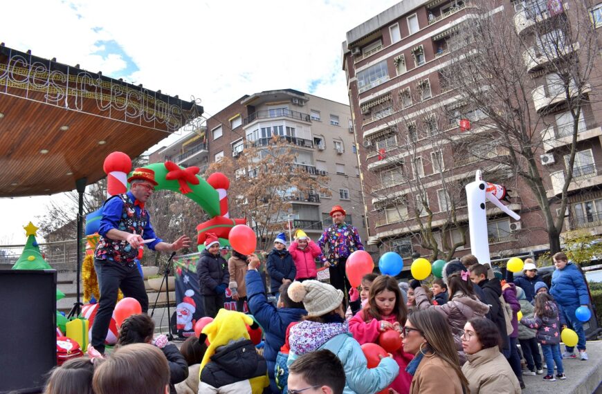 La Magia de la Navidad Irradia en el Paseo de San Gregorio gracias a la Alegría de los Payasos ‘Narizotas’
