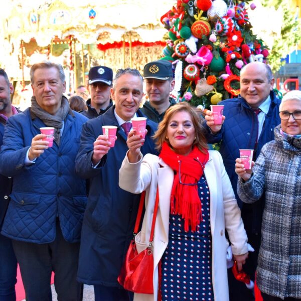 La celebración de la vida con canto y ganchillo: Las mujeres de Santa Águeda y su árbol navideño musical