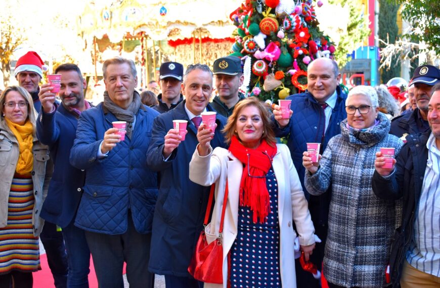 La celebración de la vida con canto y ganchillo: Las mujeres de Santa Águeda y su árbol navideño musical
