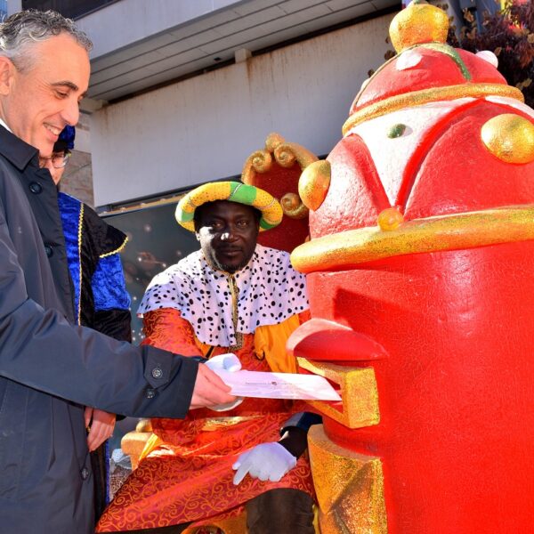 Las Primeras Solicitudes Ilusionan al Cartero Real Ante la Llegada de los Magos de Oriente