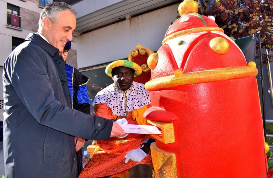 Las Primeras Solicitudes Ilusionan al Cartero Real Ante la Llegada de los Magos de Oriente