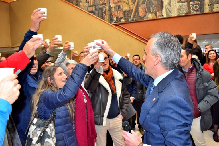 Miguel Ángel Ruiz Destaca la Dedicación de los Empleados Municipales en la Transformación de Puertollano Durante el Tradicional Brindis de Navidad