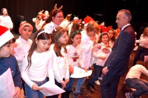 Ocho Instituciones Educativas Celebran la Navidad con Encantadora Muestra de Villancicos