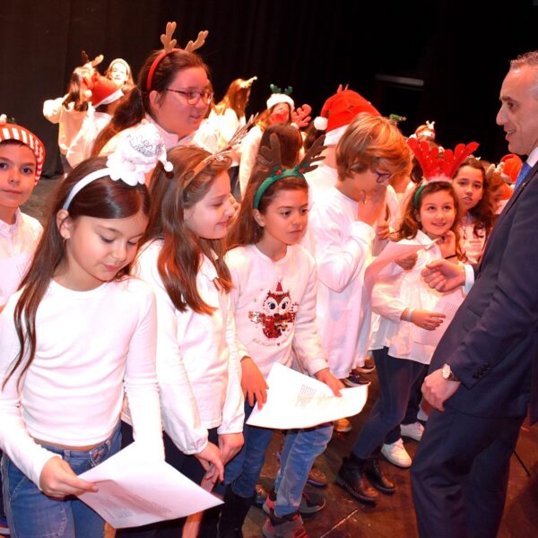 Ocho Instituciones Educativas Celebran la Navidad con Encantadora Muestra de Villancicos