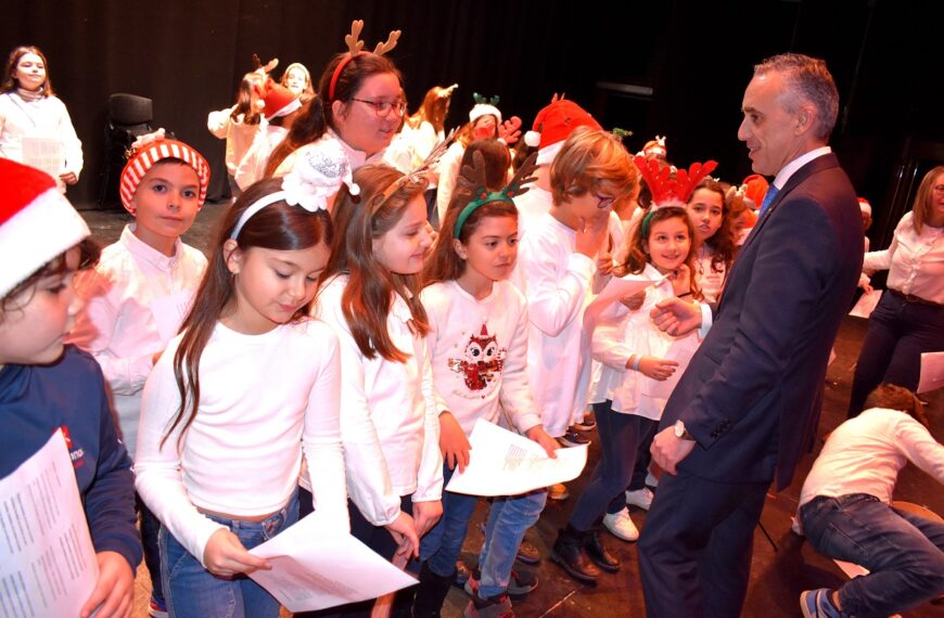 Ocho Instituciones Educativas Celebran la Navidad con Encantadora Muestra de Villancicos