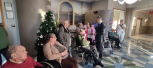 Celebración Festiva: El Alcalde Comparte la Alegría Navideña en la Residencia Albertia