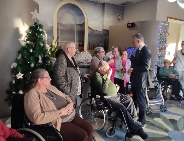 Celebración Festiva: El Alcalde Comparte la Alegría Navideña en la Residencia Albertia