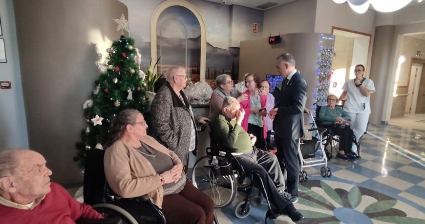 Celebración Festiva: El Alcalde Comparte la Alegría Navideña en la Residencia Albertia